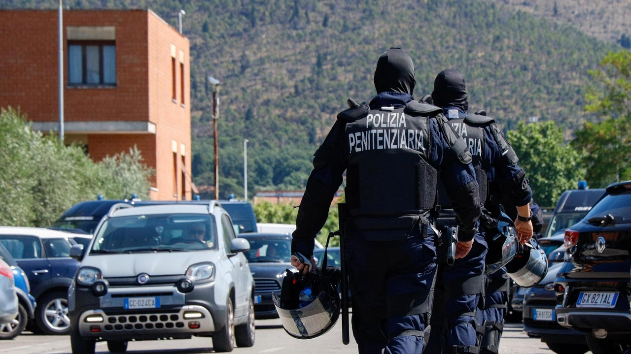 Secondo Sappe Osapp e Uspp la stessa lettera inviata al prefetto De Carlini è stata mandata «anche al direttore del carcere che però non le ha dato la giusta attenzione» Secondo Sappe Osapp e Uspp la stessa lettera inviata al prefetto De Carlini è stata mandata «anche al direttore del carcere che però non le ha dato la giusta attenzione»