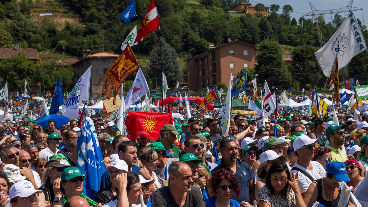 A Pontida arrivano in massa ogni anno migliaia di simpatizzanti leghisti e della destra italiana ed europea