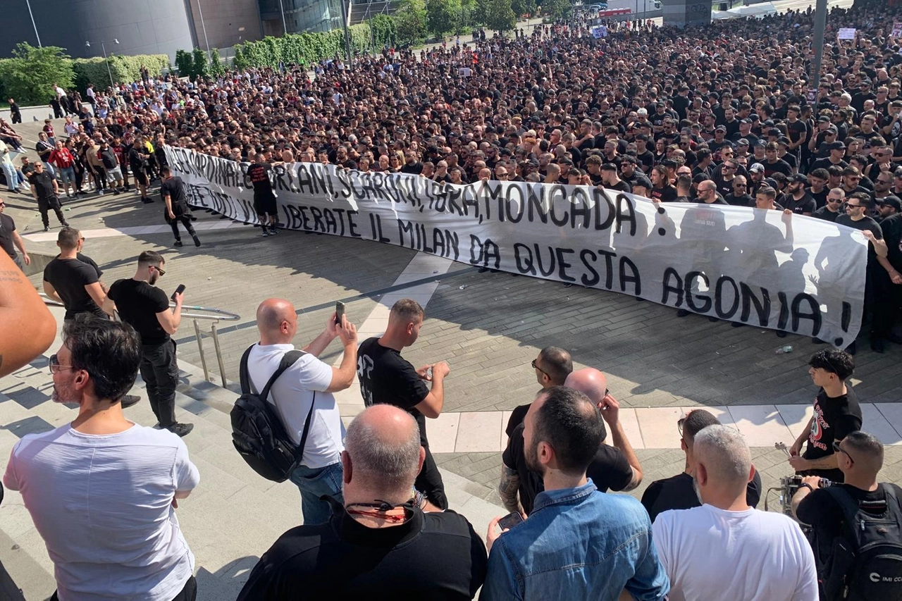 La folla dei tifosi rossoneri hanno occupato il piazzale di fronte a Casa Milan in zona Portello