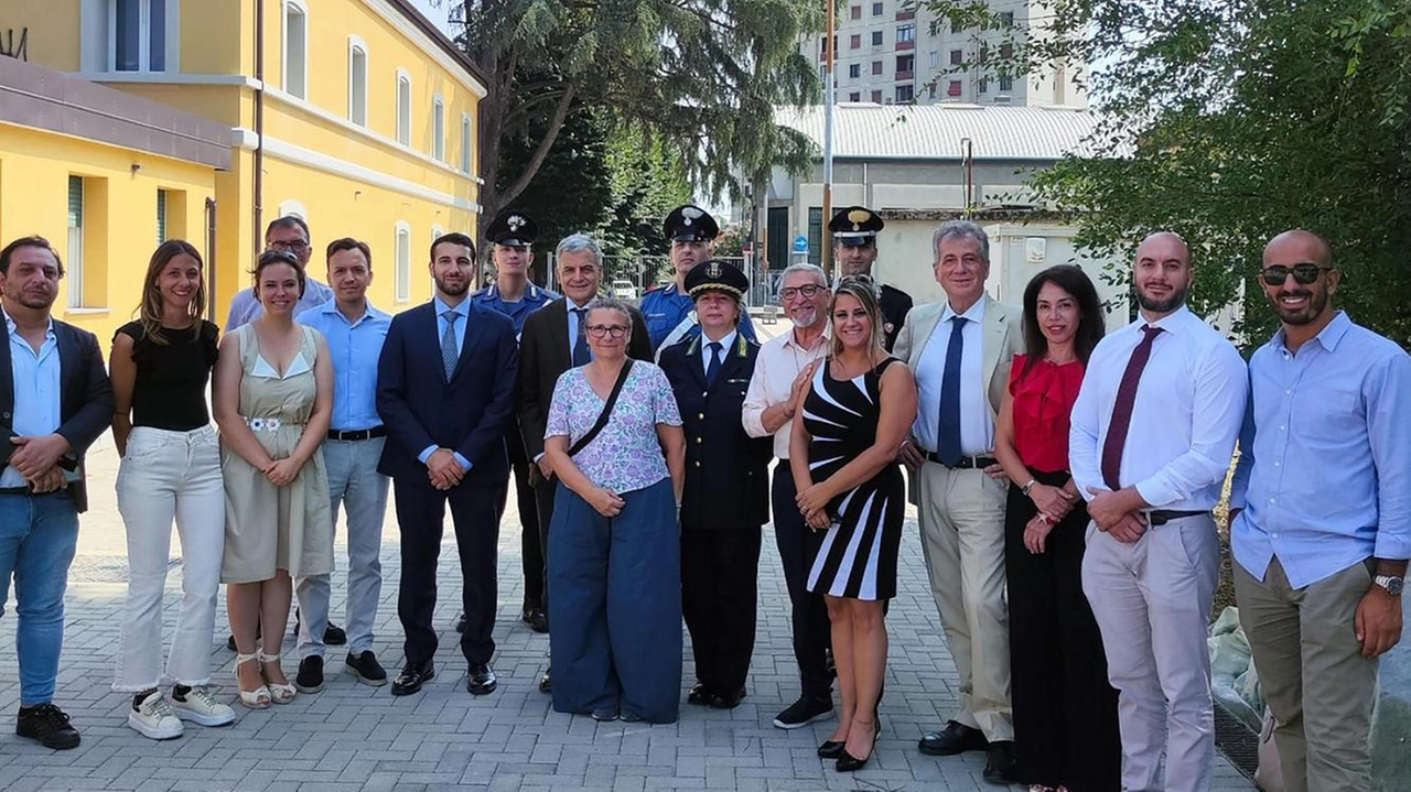 Corsico, prefetto e sindaco hanno visitato il centro ristrutturato ad hoc. Presto si arriverà alla capienza massima di 25 donne e bimbi in difficoltà. Corsico, prefetto e sindaco hanno visitato il centro ristrutturato ad hoc. Presto si arriverà alla capienza massima di 25 donne e bimbi in difficoltà.
