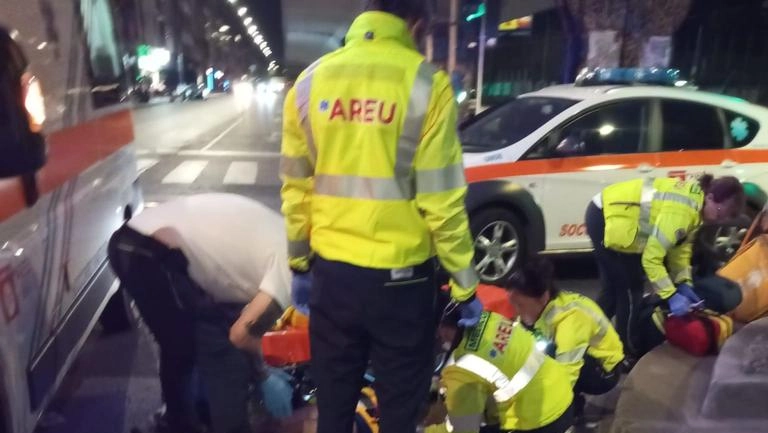 L’incidente è avvenuto tra giovedì e venerdì in viale Monte Ceneri: il ciclofattorino è stato soccorso all’ospedale San Carlo L’incidente è avvenuto tra giovedì e venerdì in viale Monte Ceneri: il ciclofattorino è stato soccorso all’ospedale San Carlo