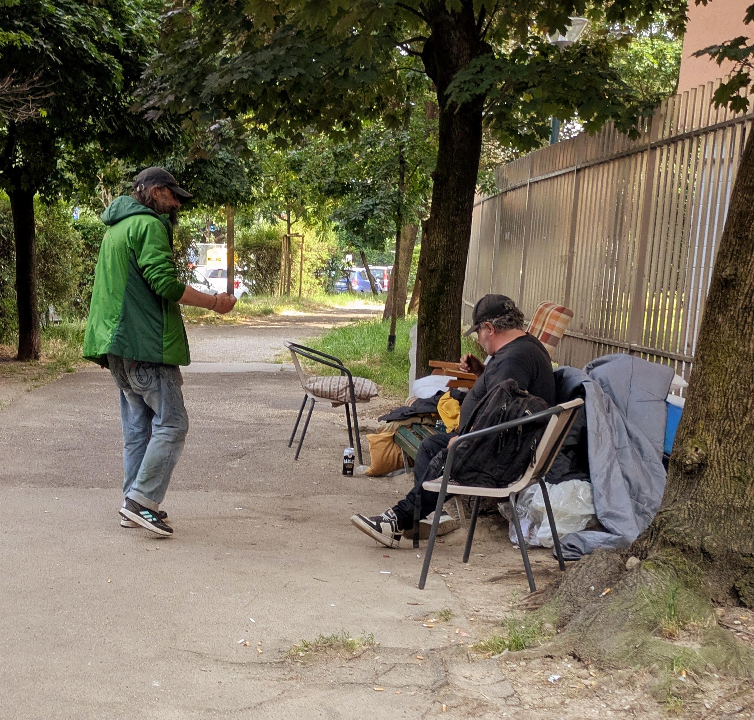 Il Municipio 8 rimuove 24 panchine. Degrado e bivacchi dietro le siepi Il Municipio 8 rimuove 24 panchine. Degrado e bivacchi dietro le siepi