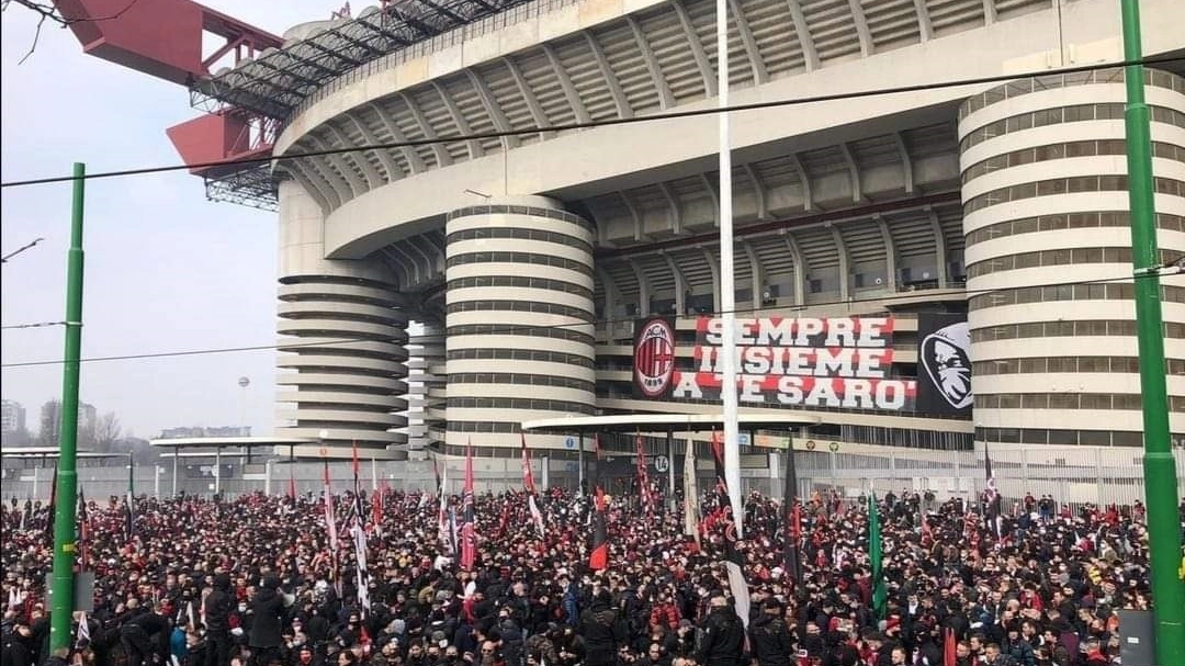 I tifosi del Milan radunati fuori dallo stadio di San Siro: le attività commerciali facevano gola agli ultras I tifosi del Milan radunati fuori dallo stadio di San Siro: le attività commerciali facevano gola agli ultras