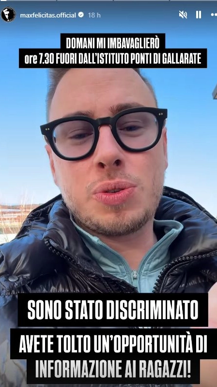 Max Felicitas annuncia che sarà fuori dalla scuola di Gallarate (Frame video Instagram)