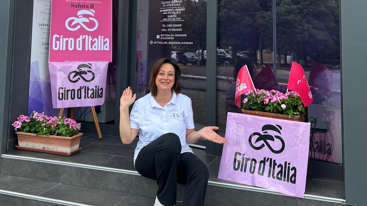 È tutto pronto a Cesano per l’arrivo del Giro Le vetrine dei negozi sono colorate di rosa È tutto pronto a Cesano per l’arrivo del Giro Le vetrine dei negozi sono colorate di rosa