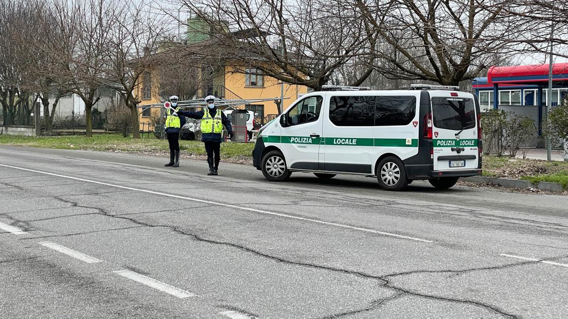 contromano sulla bici elettrica anziano lo rimprovera   lui lo prende a colpi di catena in faccia