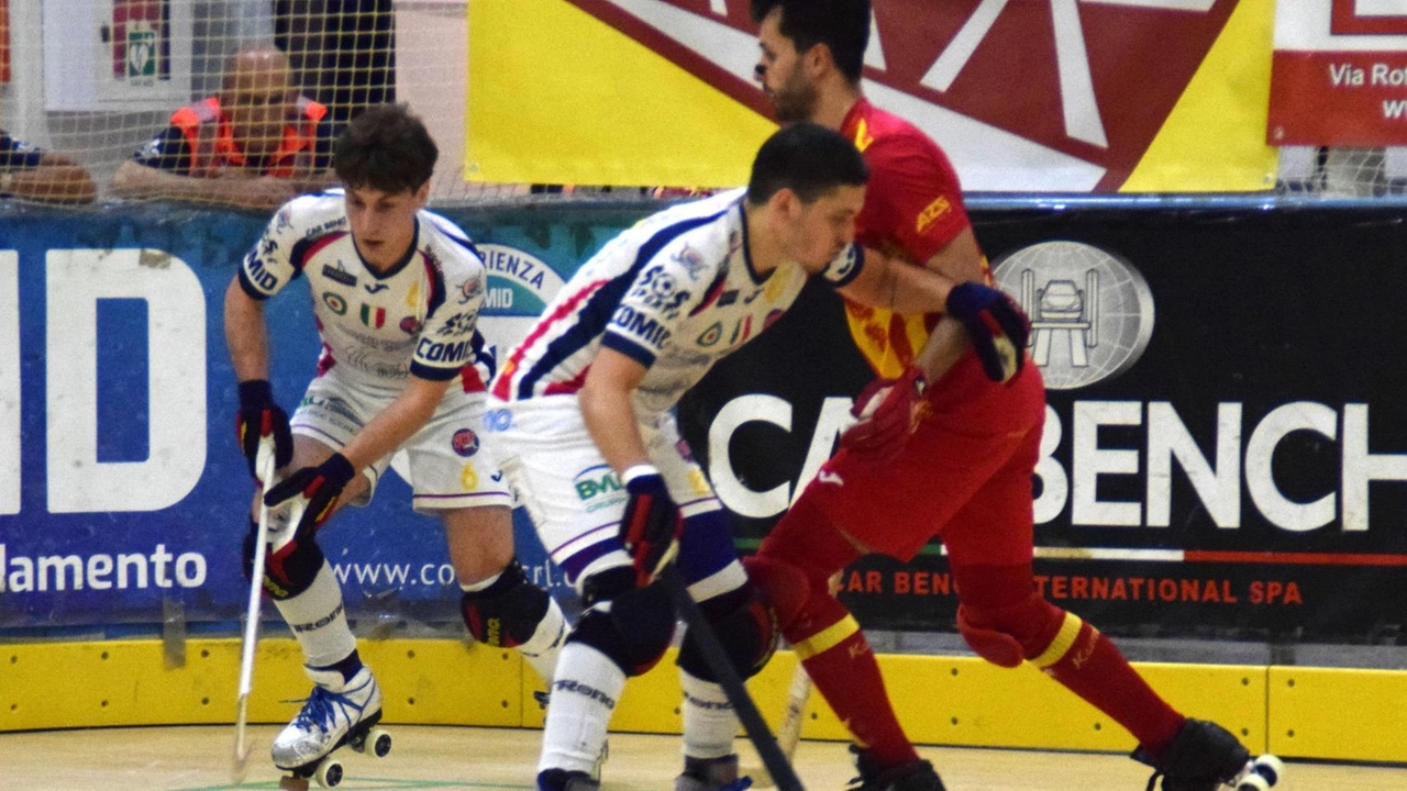 Amatori Lodi cede a Forte dei Marmi 7-6 dopo 24 shootout in semifinale Serie A1. Gara-4 decisiva domani al PalaCastellotti. Amatori Lodi cede a Forte dei Marmi 7-6 dopo 24 shootout in semifinale Serie A1. Gara-4 decisiva domani al PalaCastellotti.