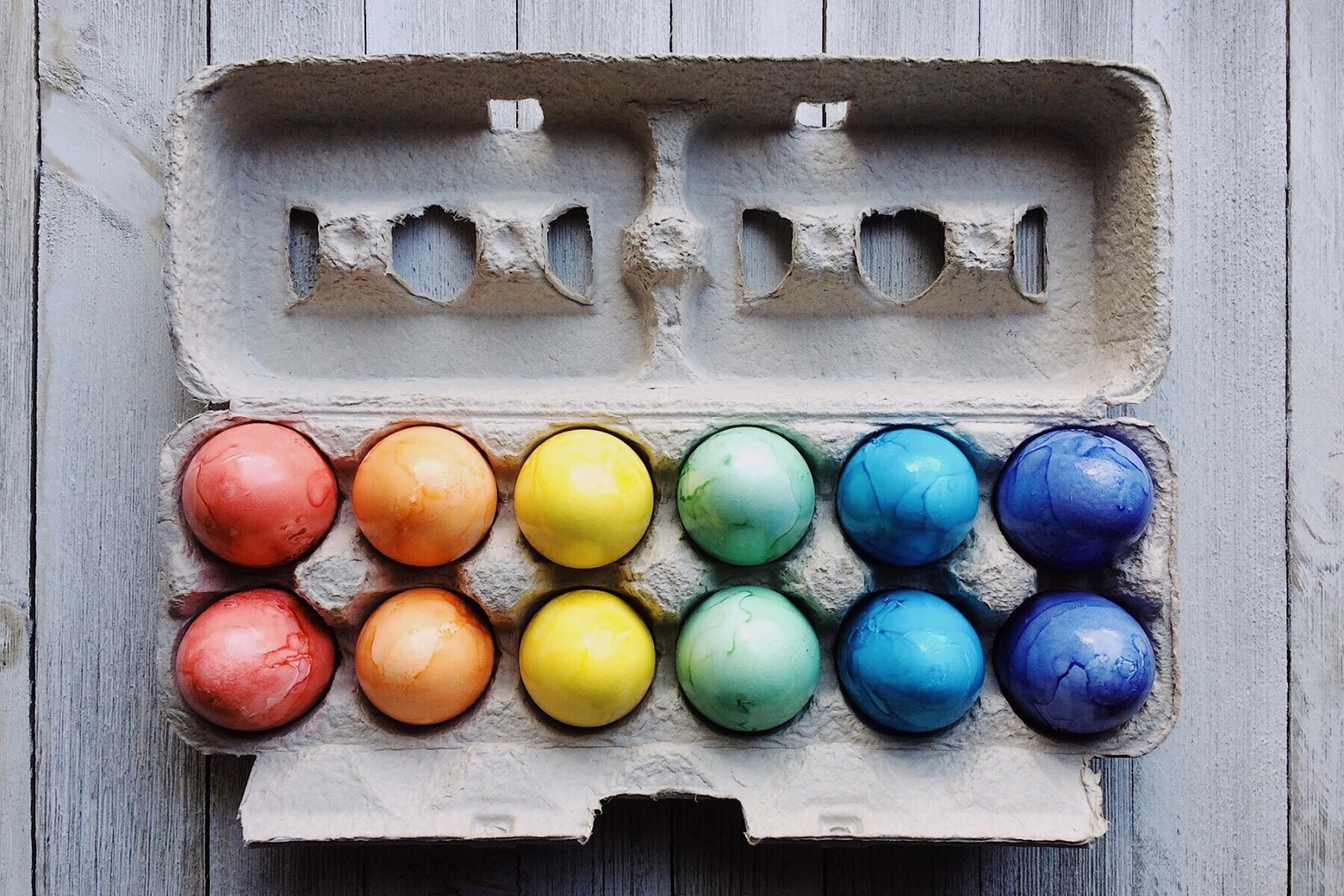 Dipingere le uova in casa con gli ingredienti naturali: tradizione e divertimento per Pasqua