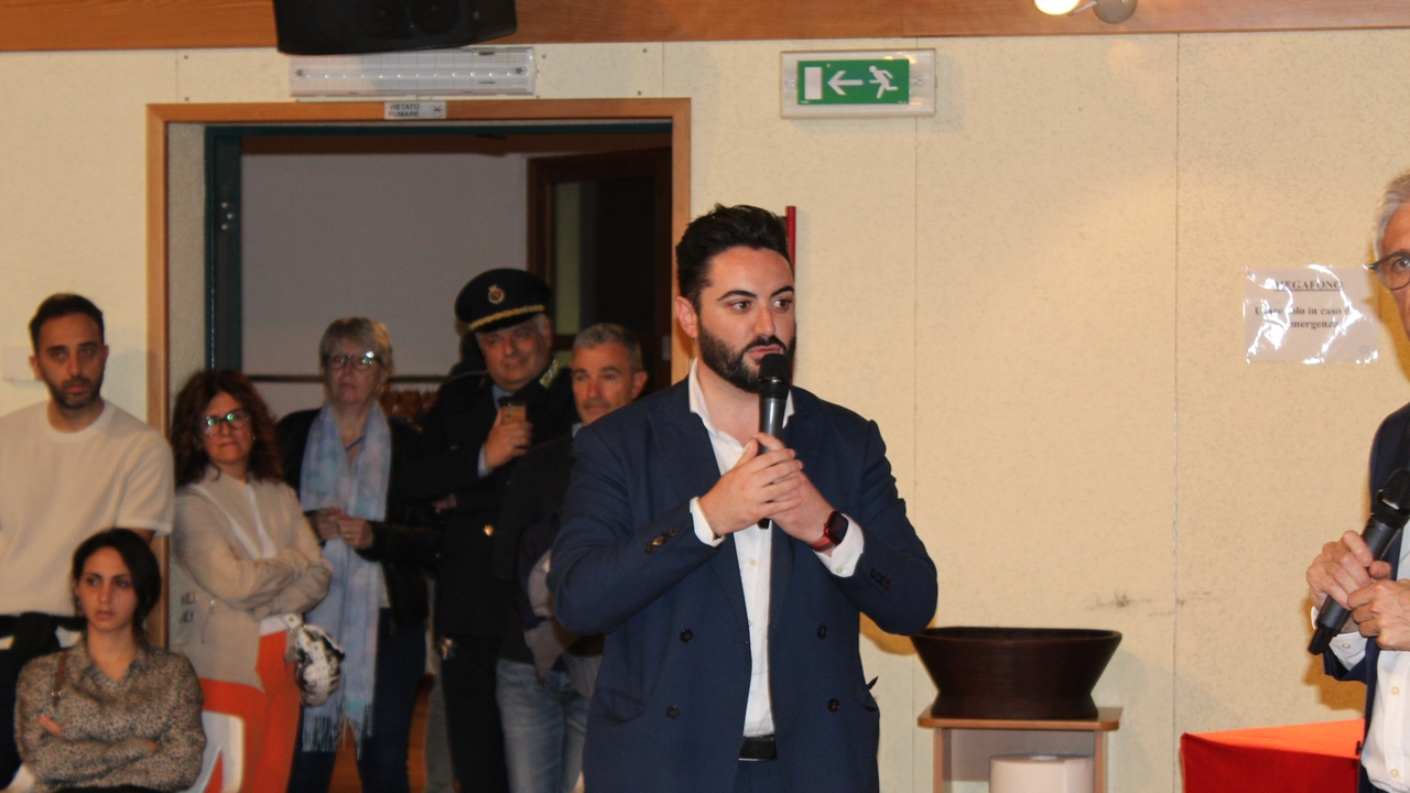 Il primo cittadino Gola che ha partecipato alla serata dove è stato spiegato il progetto di insediamento dei pannelli solari a terra Il primo cittadino Gola che ha partecipato alla serata dove è stato spiegato il progetto di insediamento dei pannelli solari a terra