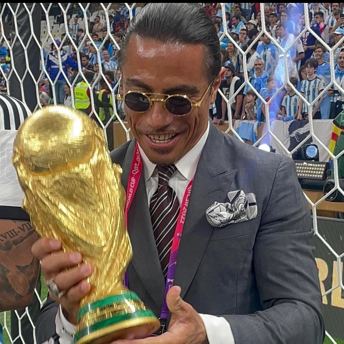 Salt Bae con la Coppa del Mondo in mano