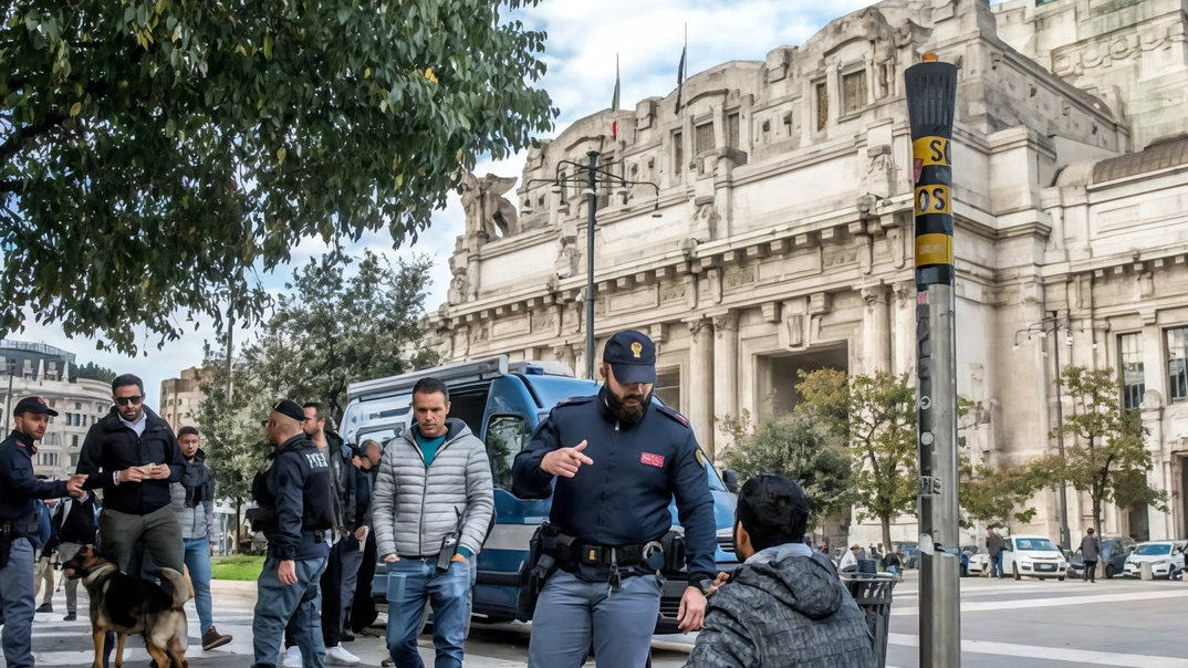 Controlli della Polizia davanti alla Stazione Centrale Controlli della Polizia davanti alla Stazione Centrale