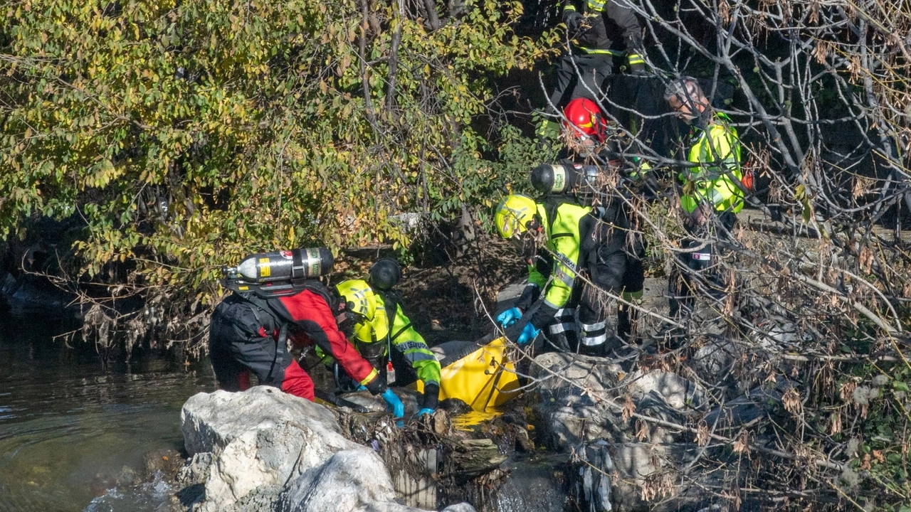 Milano, operazioni dei vigili del fuoco per il recupero (foto di archivio)