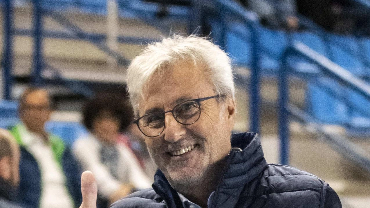 Il dg del Volley Banca Macerata, Italo Vullo, sta completando la squadra per l'A2. Obiettivo: consolidare la categoria con una rosa competitiva. Difficoltà sul mercato e mancanza di sponsor preoccupano. Promozione festeggiata con una partita celebrativa.