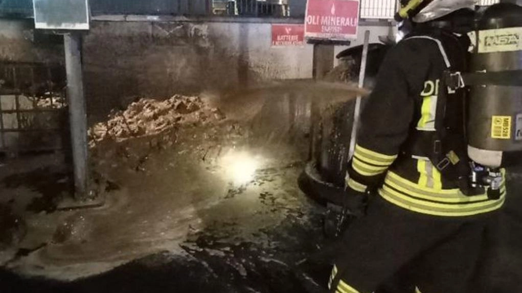 I vigili del fuoco intervenuti l’altro giorno sull’incendio scaturito da alcune batterie esauste alla piattaforma ecologica di Monza I vigili del fuoco intervenuti l’altro giorno sull’incendio scaturito da alcune batterie esauste alla piattaforma ecologica di Monza
