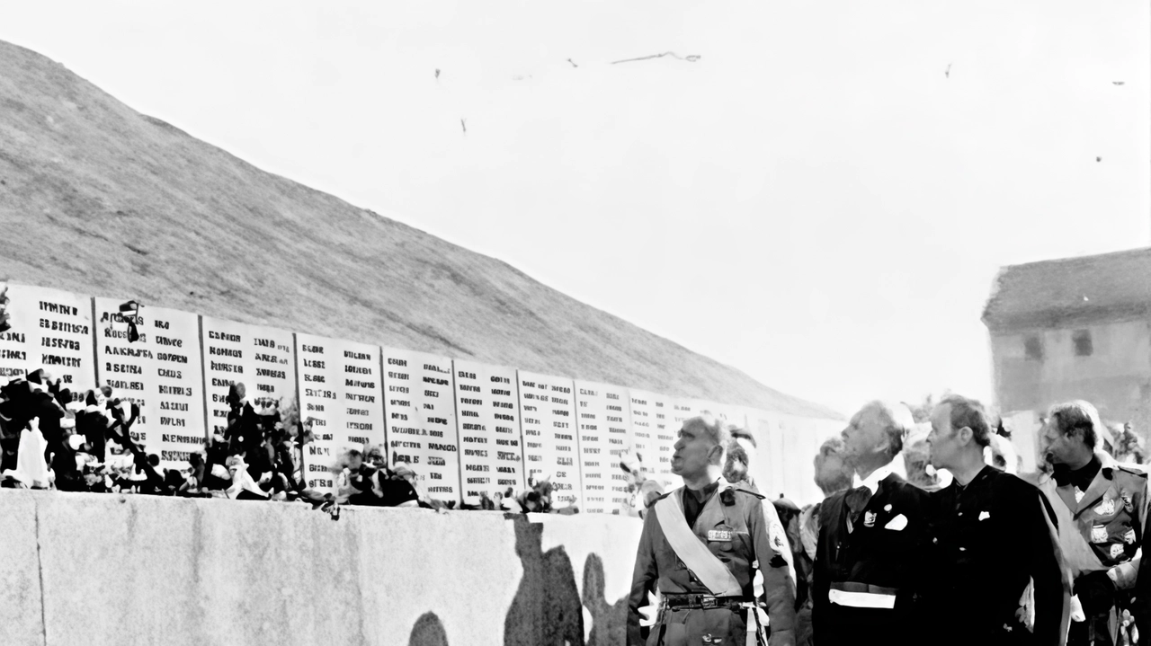 Uno scatto d’epoca ritrae Mussolini mentre inaugura il monumento ai Caduti di Monza Uno scatto d’epoca ritrae Mussolini mentre inaugura il monumento ai Caduti di Monza