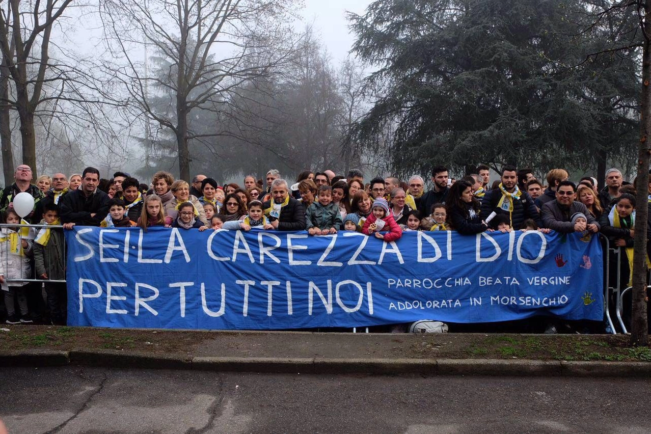 I fedeli in attesa dell'arrivo del Papa, in via Salomone, nel 2017