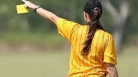 L'arbitra, appena 16enne, non si è scomposta per il grave insulto che le è stato rivolto e ha portato a termine la partita L'arbitra, appena 16enne, non si è scomposta per il grave insulto che le è stato rivolto e ha portato a termine la partita