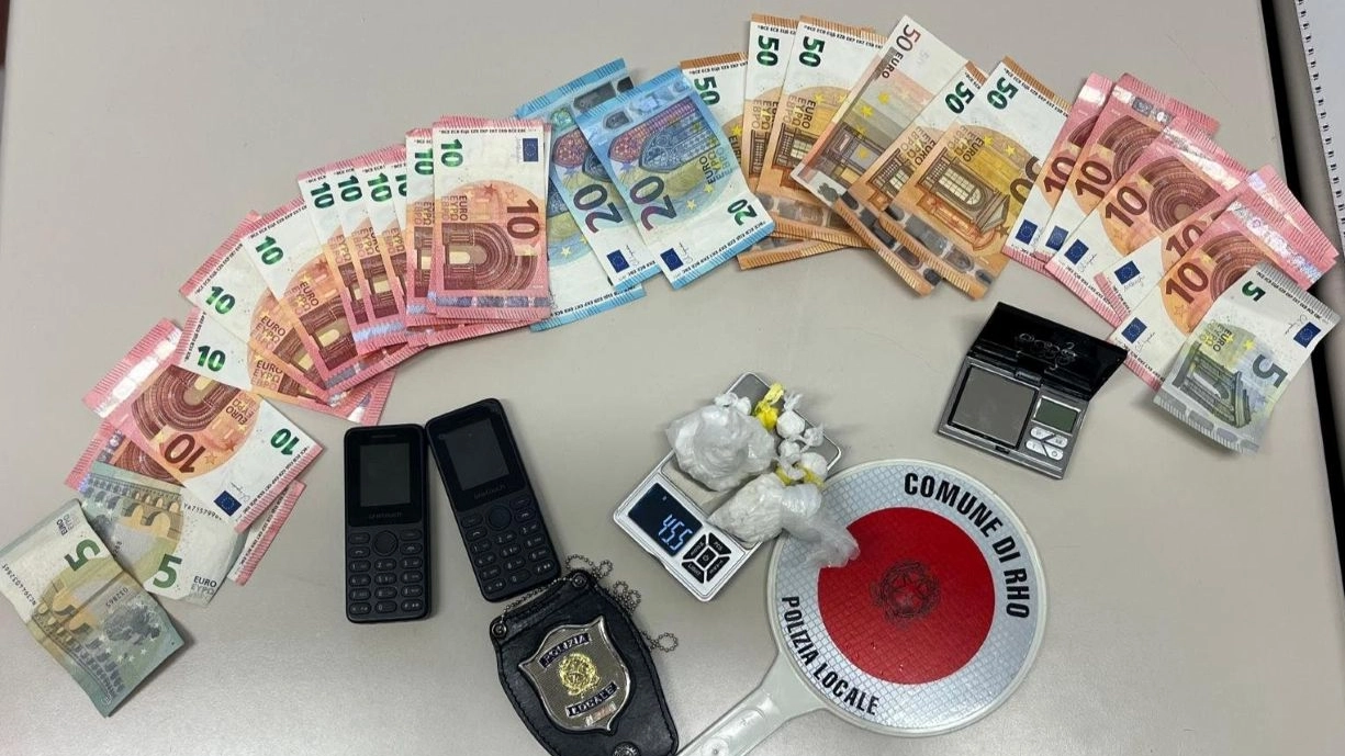Il materiale sequestrato al presunto pusher dalla polizia locale di Rho Il materiale sequestrato al presunto pusher dalla polizia locale di Rho