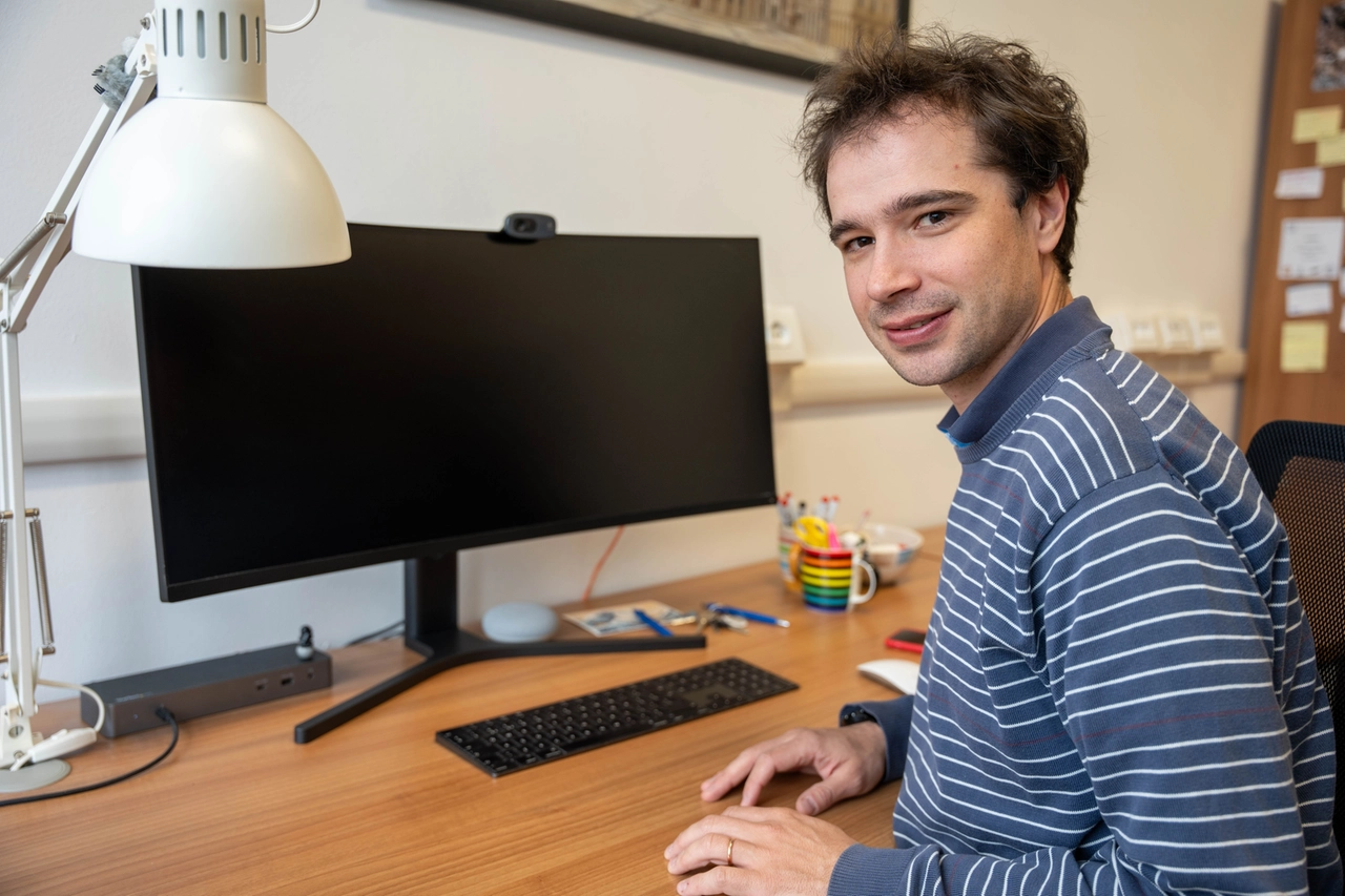 Davide Gerosa, docente dell'università Bicocca, alla guida del team che ha elaborato il nuovo metodo di classificazione dei buchi neri