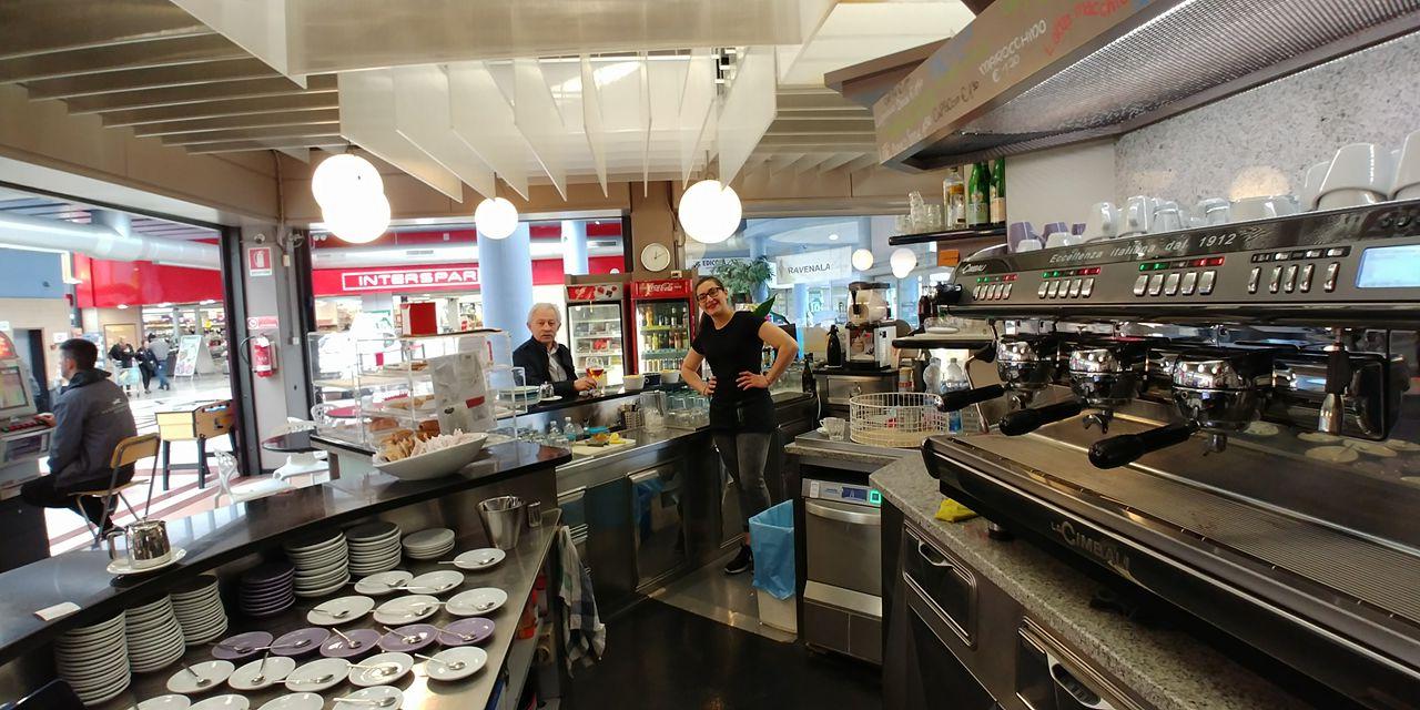 Bagnolo Cremasco, cliente del bar del centro commerciale la Girandola spende 5 euro e vince 1,6 milioni Bagnolo Cremasco, cliente del bar del centro commerciale la Girandola spende 5 euro e vince 1,6 milioni