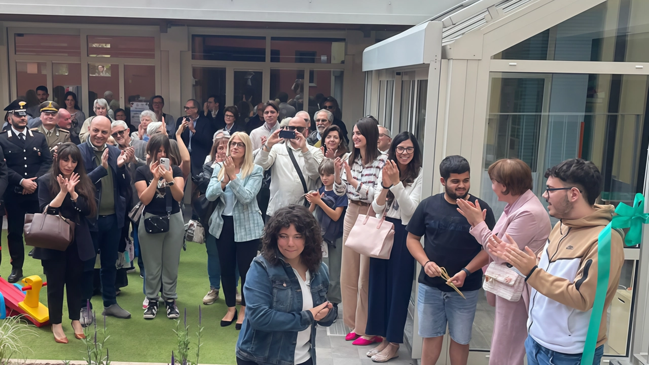 Il taglio del nastro della struttura per gli studenti portatori di handicap che finiscono il percorso tra i banchi Il taglio del nastro della struttura per gli studenti portatori di handicap che finiscono il percorso tra i banchi