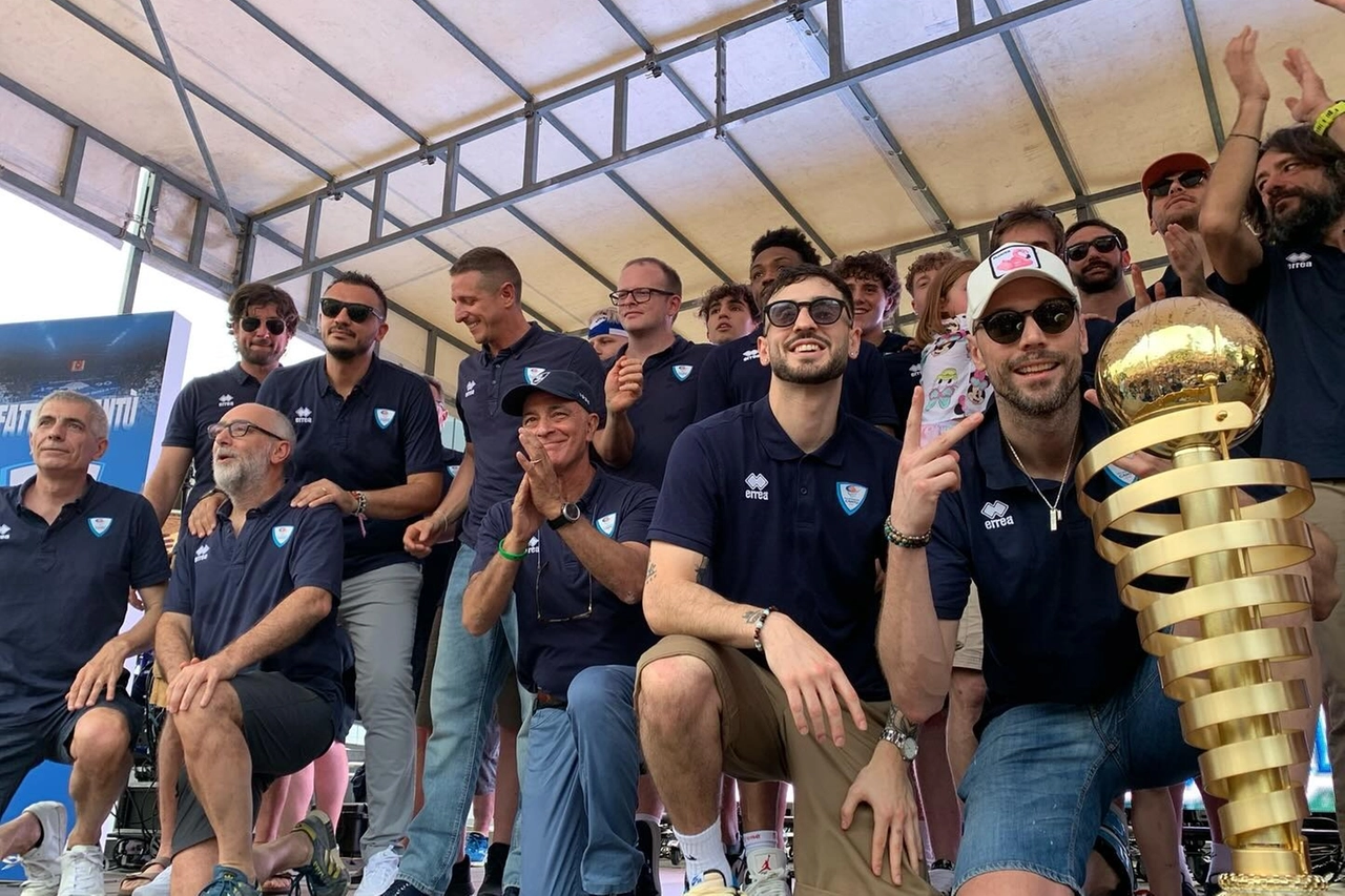 I giocatori festeggiano la promozione