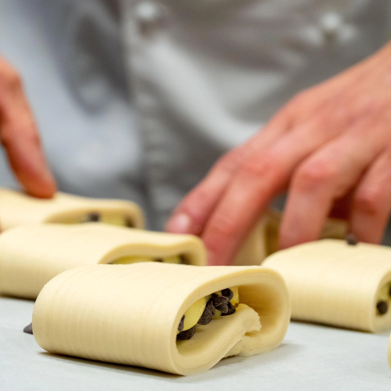 Una fase di preparazione del pain suisse: contiene crema pasticcera aromatizzata alla vaniglia e gocce di cioccolato