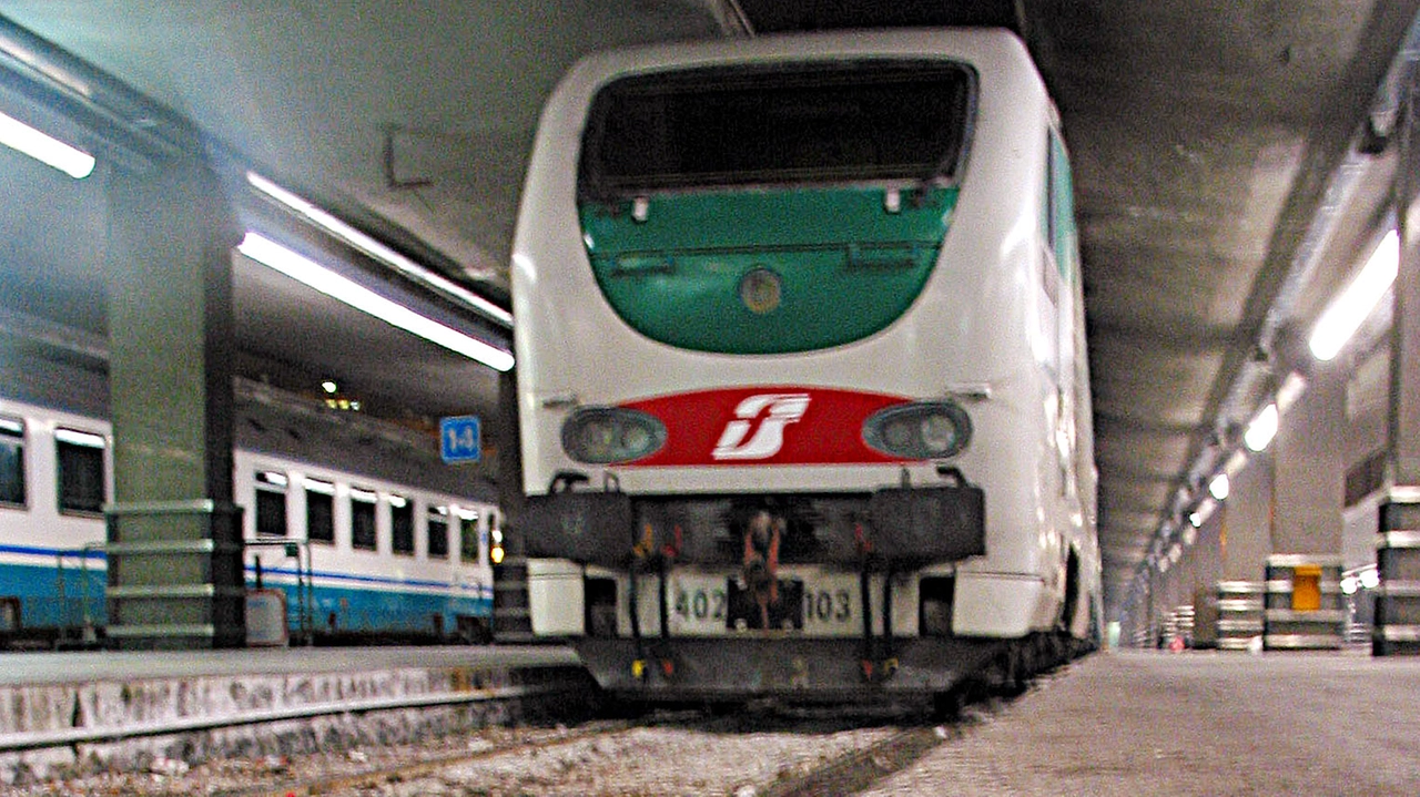 Un treno in una foto d'archivio Ansa Un treno in una foto d'archivio Ansa