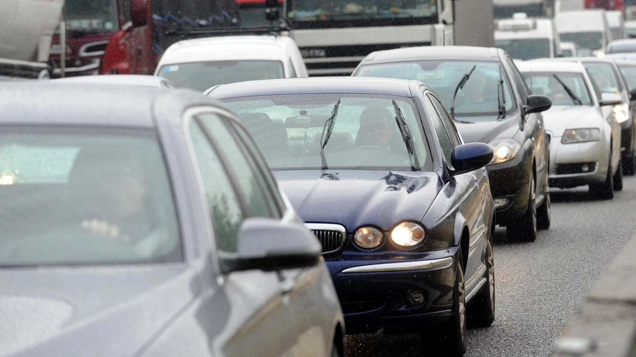 Automobili in coda lungo l'autostrada A8 a causa di due incidenti Automobili in coda lungo l'autostrada A8 a causa di due incidenti