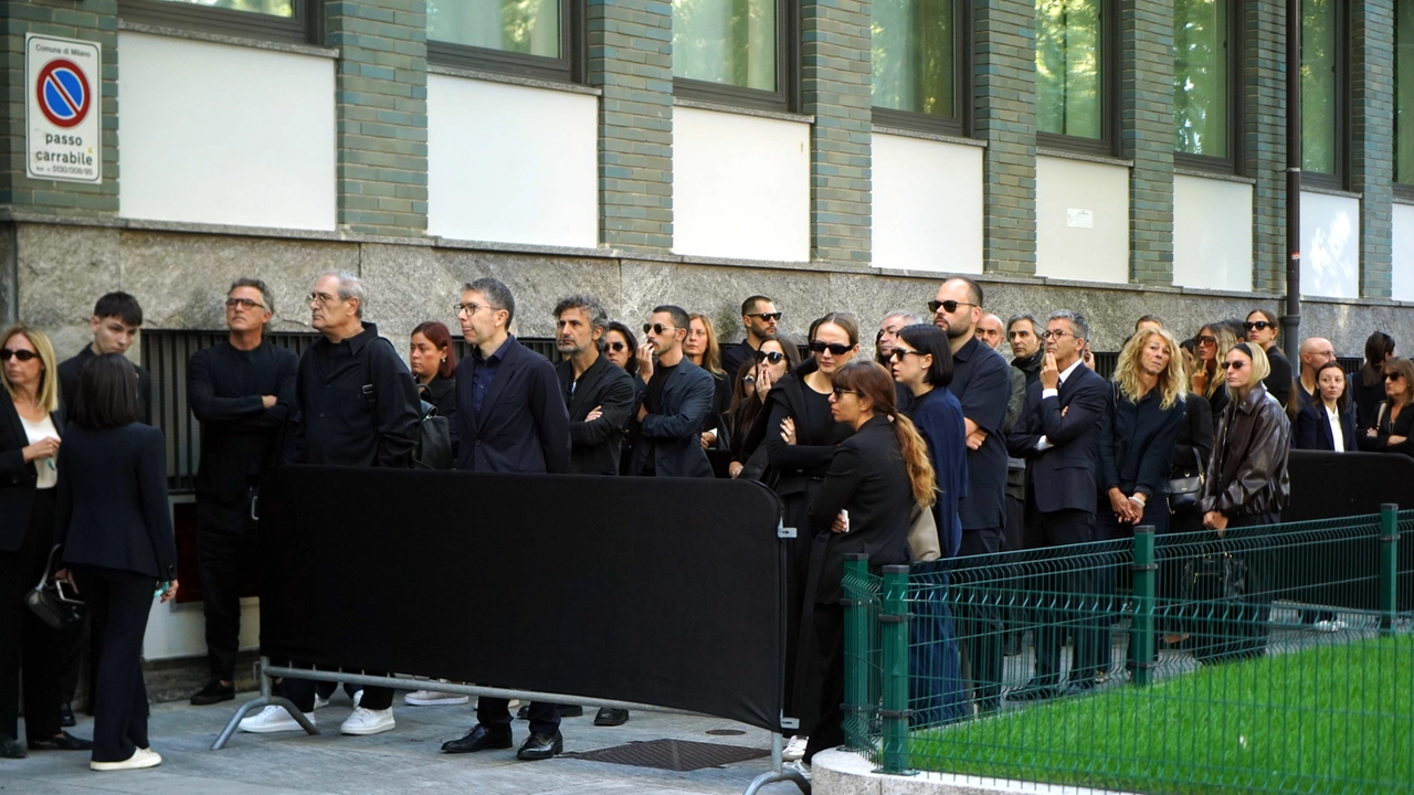 La lunga coda di cittadini in fila alla camera ardente di Giorgio Armani in via Bergognone La lunga coda di cittadini in fila alla camera ardente di Giorgio Armani in via Bergognone