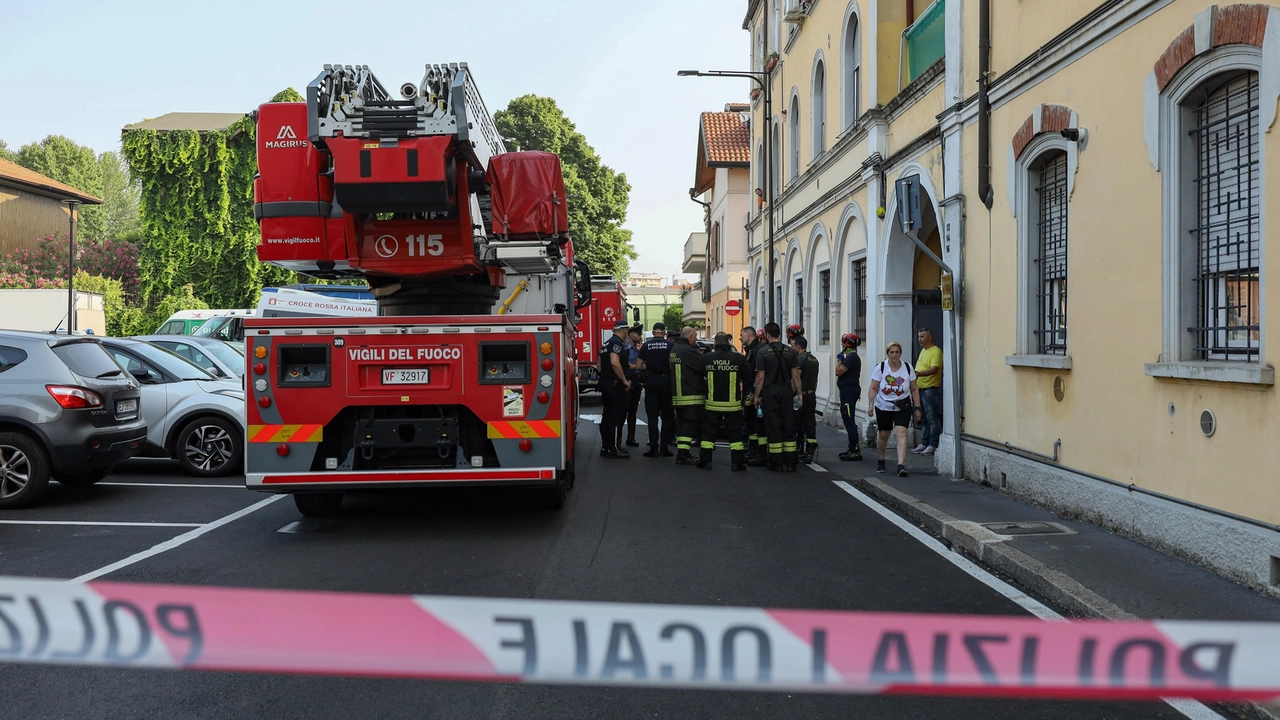 Vigili del fuoco al lavoro (foto di repertorio) Vigili del fuoco al lavoro (foto di repertorio)