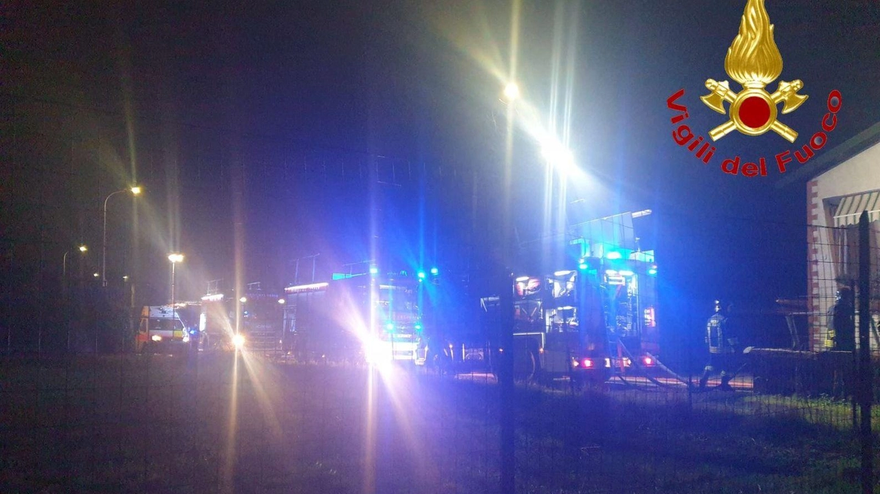 Varie le squadre dei pompieri che si sono adoperate per domare le fiamme nell’azienda di Caronno Varie le squadre dei pompieri che si sono adoperate per domare le fiamme nell’azienda di Caronno