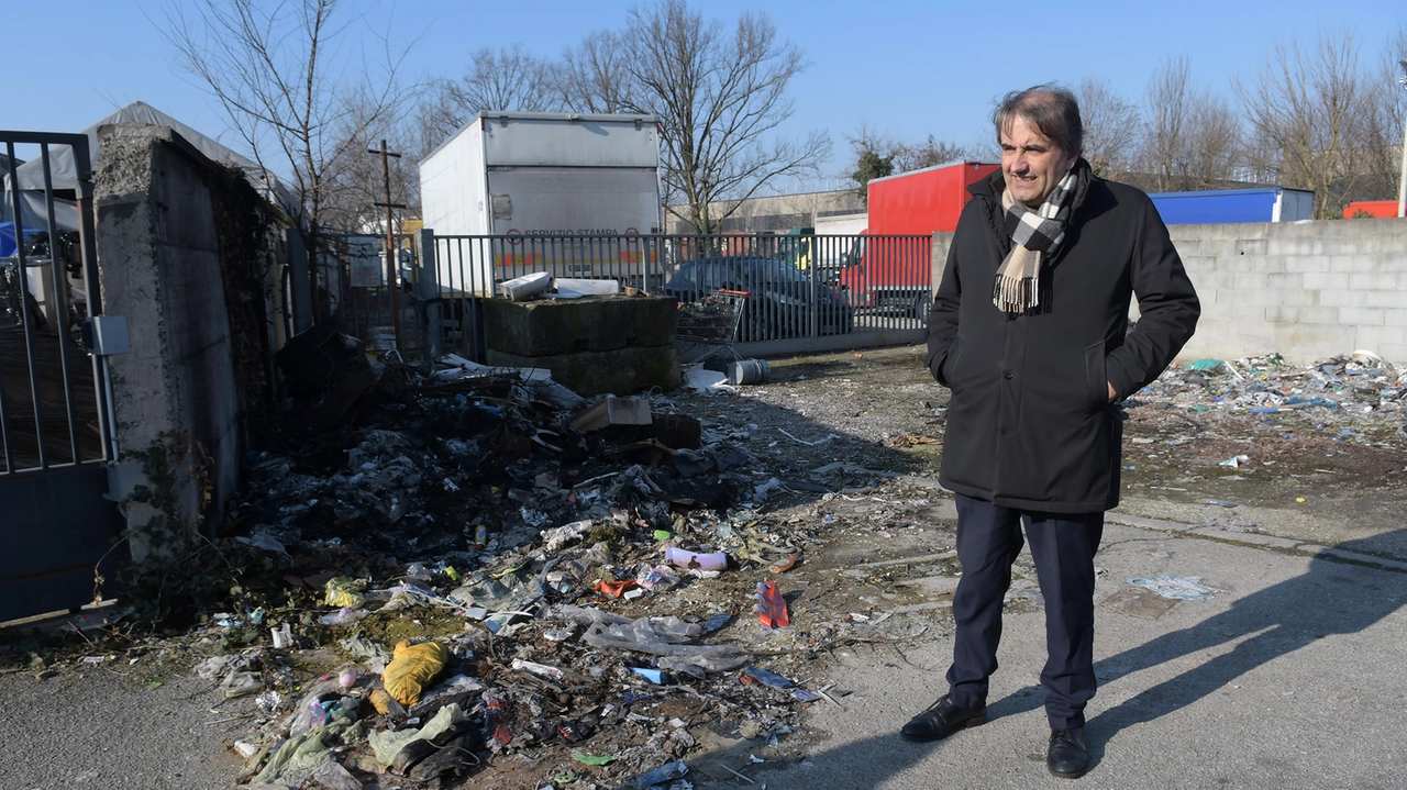 Romeo Dominelli mostra il tratto chiuso davanti al suo locale. In alto Fabio Elmi accanto alla discarica abusiva alle spalle della sua azienda Romeo Dominelli mostra il tratto chiuso davanti al suo locale. In alto Fabio Elmi accanto alla discarica abusiva alle spalle della sua azienda