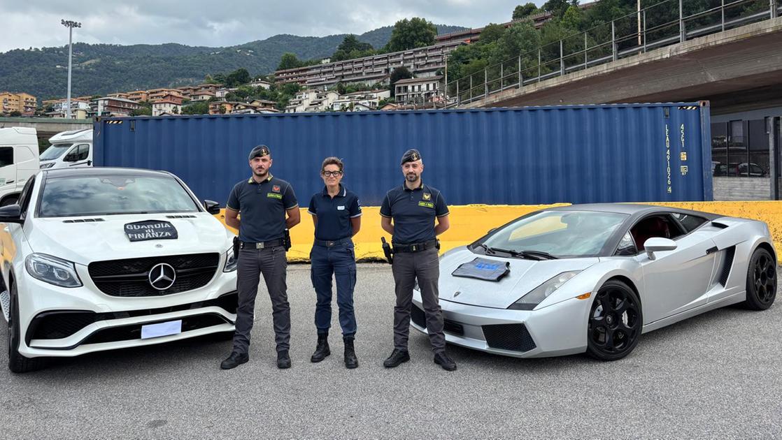 Como, controlli in dogana: sequestrate una Lamborghini e una Mercedes Benz Gle Como, controlli in dogana: sequestrate una Lamborghini e una Mercedes Benz Gle