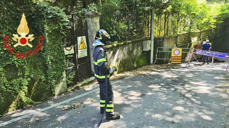 Voragine e puzza di gas. Stop ai treni per Chiasso Voragine e puzza di gas. Stop ai treni per Chiasso