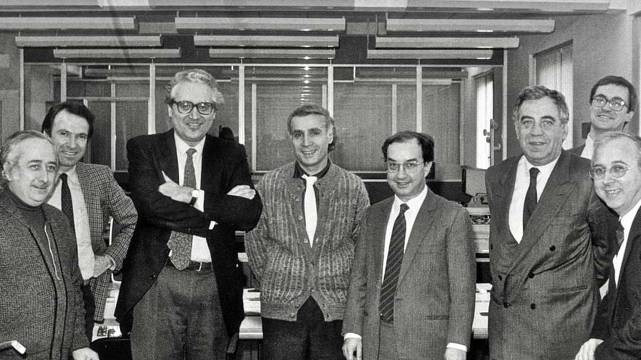 Al centro, Gino Morrone nella redazione de Il Giorno negli anni '80 Al centro, Gino Morrone nella redazione de Il Giorno negli anni '80