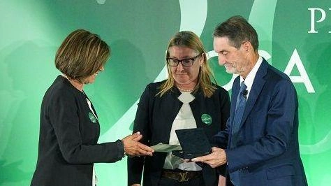 Adele Sgarella riceve dal presidente della Regione Attilio Fontana il riconoscimento Rosa Camuna Adele Sgarella riceve dal presidente della Regione Attilio Fontana il riconoscimento Rosa Camuna