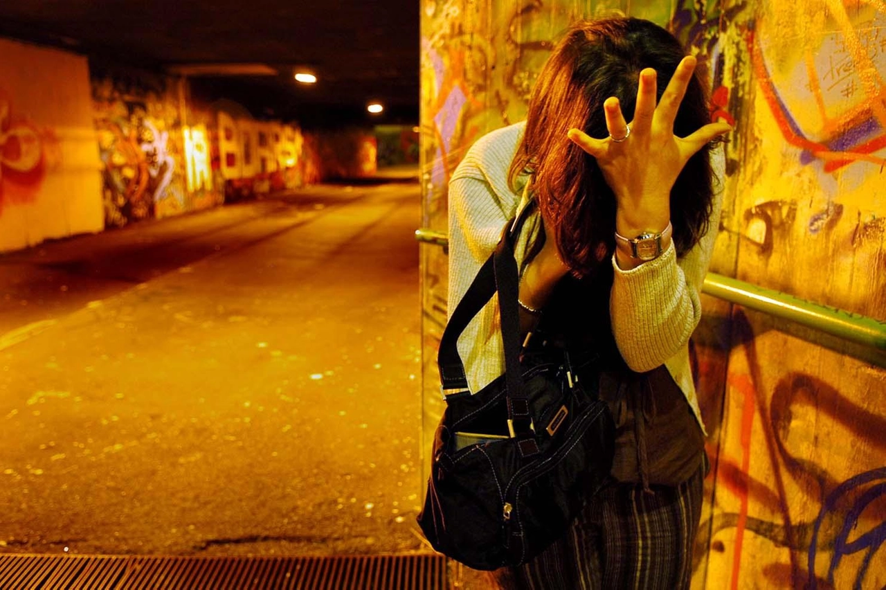 La ragazza stava aspettando il treno che l'avrebbe riportata a casa, alla periferia nord di Milano