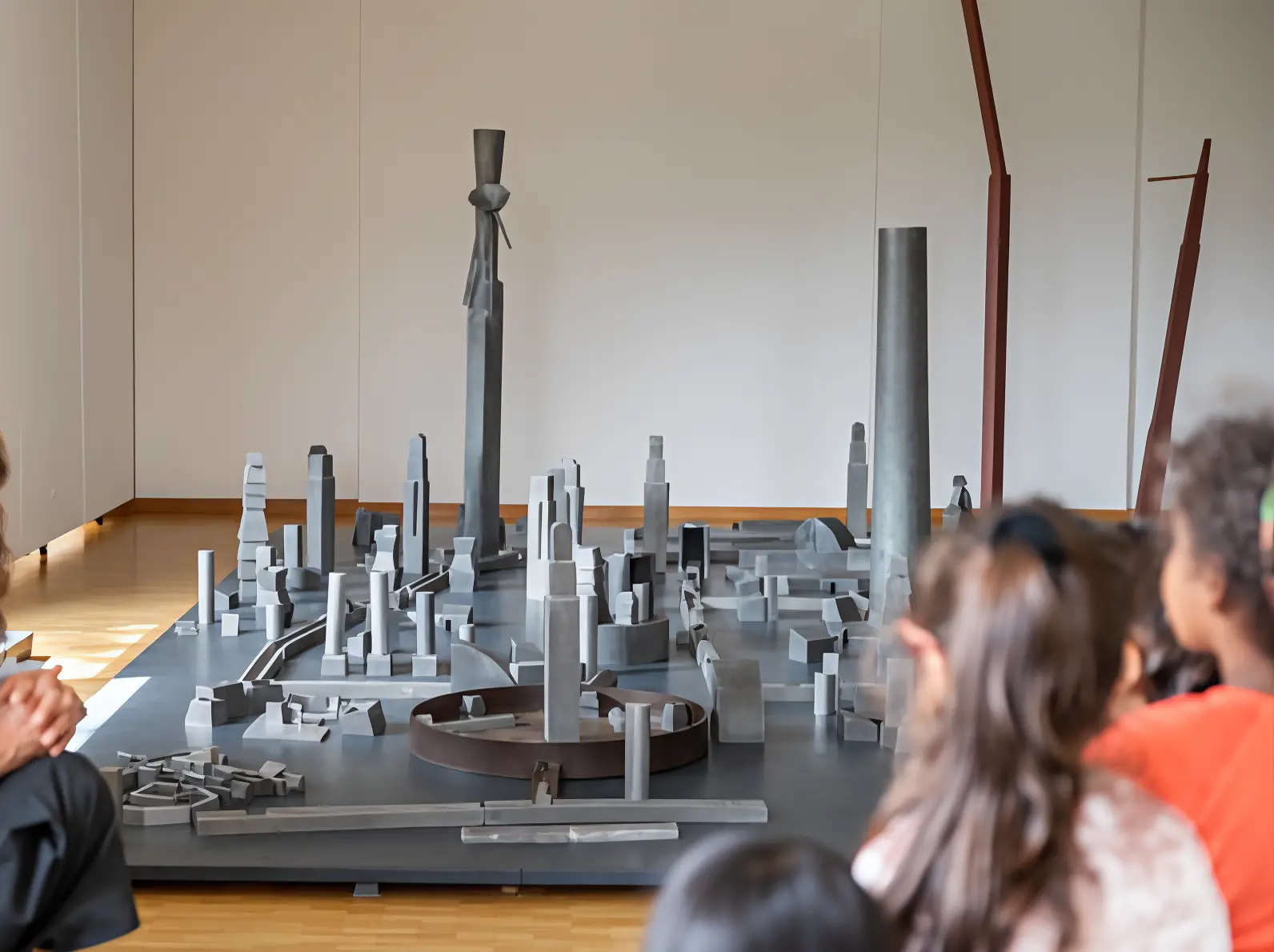 “Sotto la luna II“. I bambini disegnano la loro città ideale