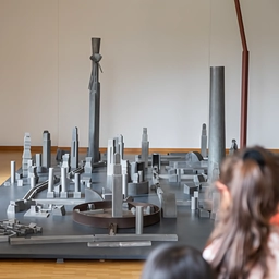 “Sotto la luna II“. I bambini disegnano la loro città ideale
