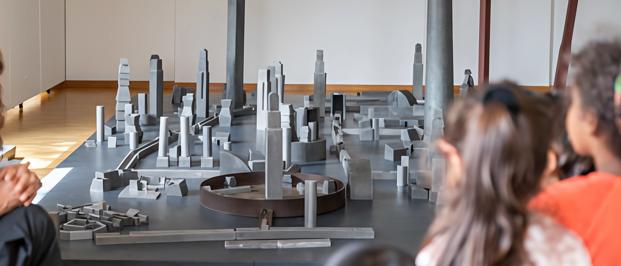 “Sotto la luna II“. I bambini disegnano la loro città ideale