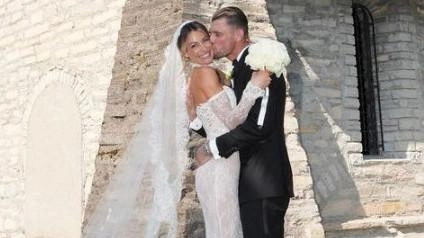 L’ex estremo difensore del Saronno Alberto Frigerio è convolato a nozze con l’ex Miss Universo Valentina Bonariva. La loro storia d’amore è iniziata proprio quando il portiere indossava la casacca dell’Fbc Saronno L’ex estremo difensore del Saronno Alberto Frigerio è convolato a nozze con l’ex Miss Universo Valentina Bonariva. La loro storia d’amore è iniziata proprio quando il portiere indossava la casacca dell’Fbc Saronno