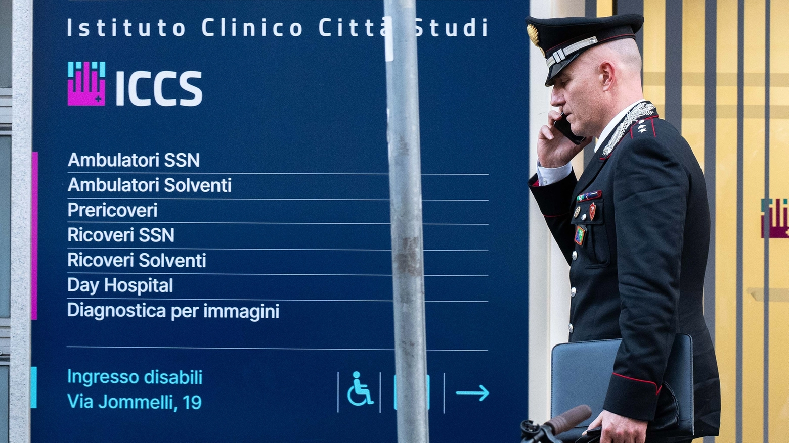 Carabinieri all'Istituto Clinico Città Studi dopo l'accoltellamento (Foto Fasani)