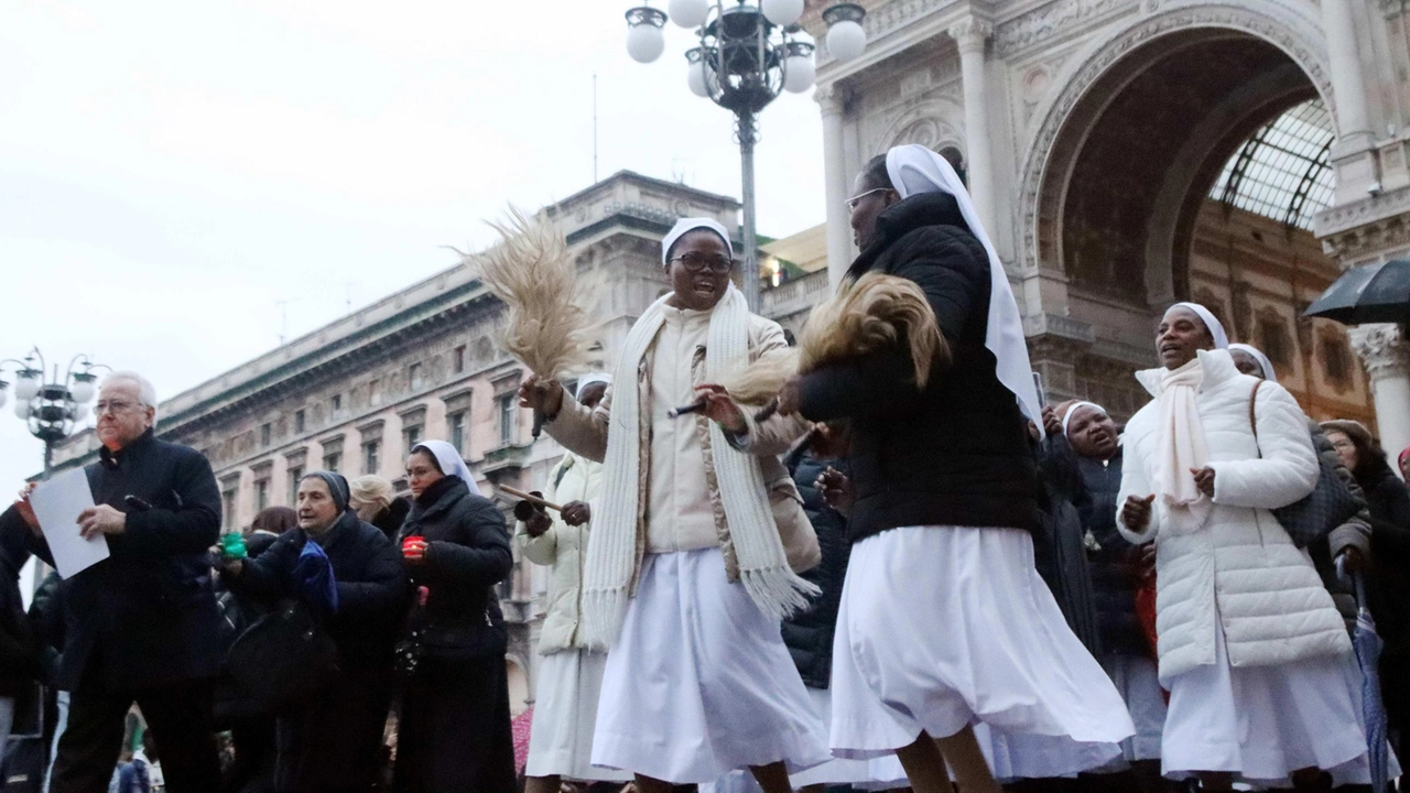 Il messaggio dell’arcivescovo a suore e sacerdoti. Partecipano alla cerimonia anche le monache di clausura "La vita consacrata può vincere la tentazione di avere nostalgia del passato e angoscia per il futuro".