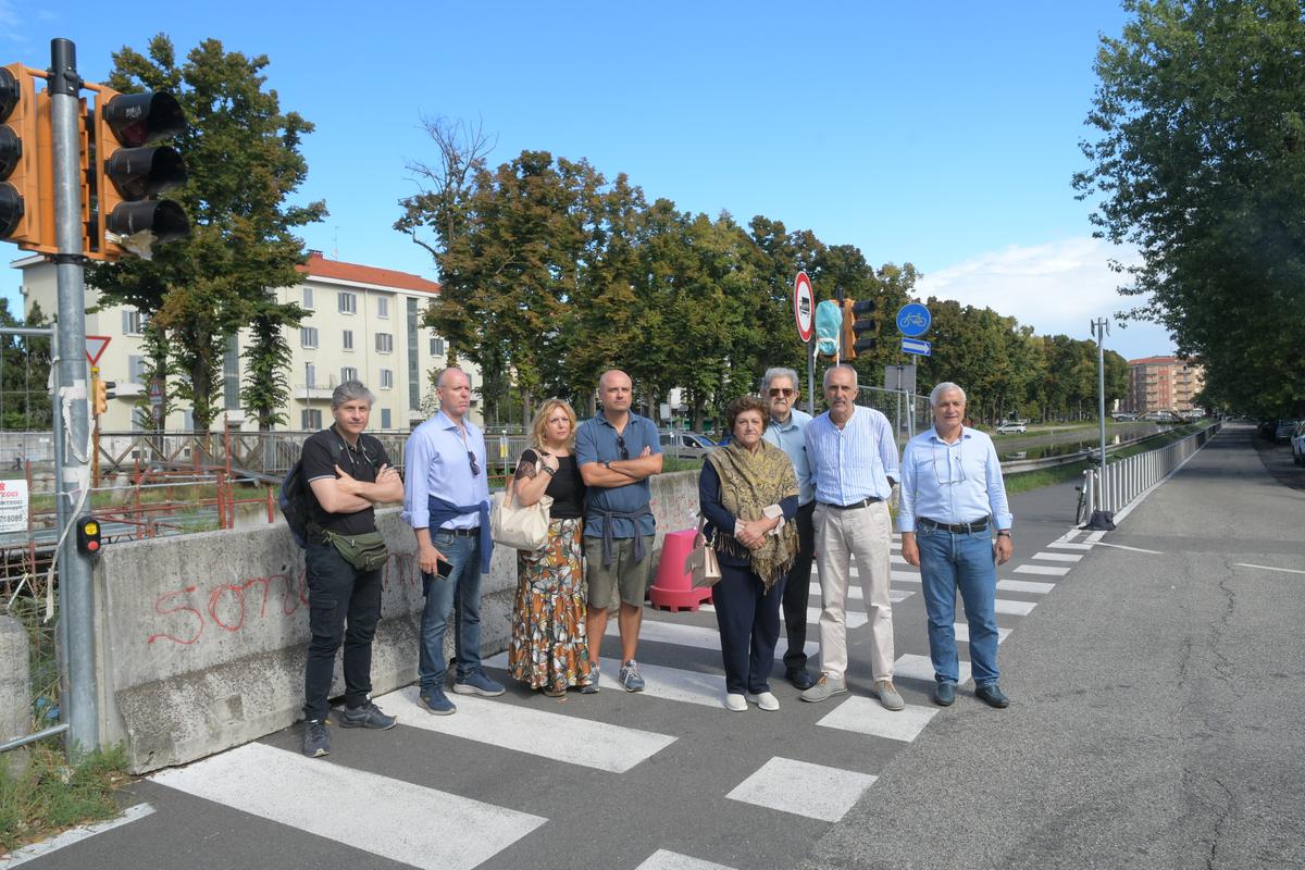 In via Ludovico il Moro da più di un anno senza ponte. A Pavia cittadini in protesta: “Ora basta” In via Ludovico il Moro da più di un anno senza ponte. A Pavia cittadini in protesta: “Ora basta”