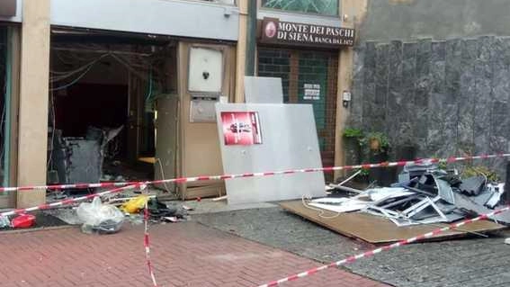 Nella notte tra venerdì e sabato la gang dell’esplosivo ha devastato la filiale del Monte dei Paschi di via Rondanini in pieno centro Nella notte tra venerdì e sabato la gang dell’esplosivo ha devastato la filiale del Monte dei Paschi di via Rondanini in pieno centro