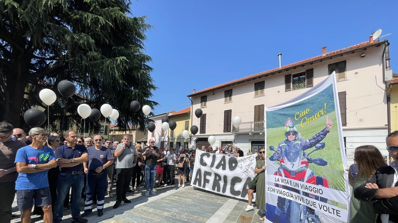 Ferno, tanti amici e le autorità alle esequie del centauro aggredito da un’orsa in Romania. In piazza una sua gigantografia con la scritta: “La vita è un viaggio e chi viaggia vive due volte” . Ferno, tanti amici e le autorità alle esequie del centauro aggredito da un’orsa in Romania. In piazza una sua gigantografia con la scritta: “La vita è un viaggio e chi viaggia vive due volte” .
