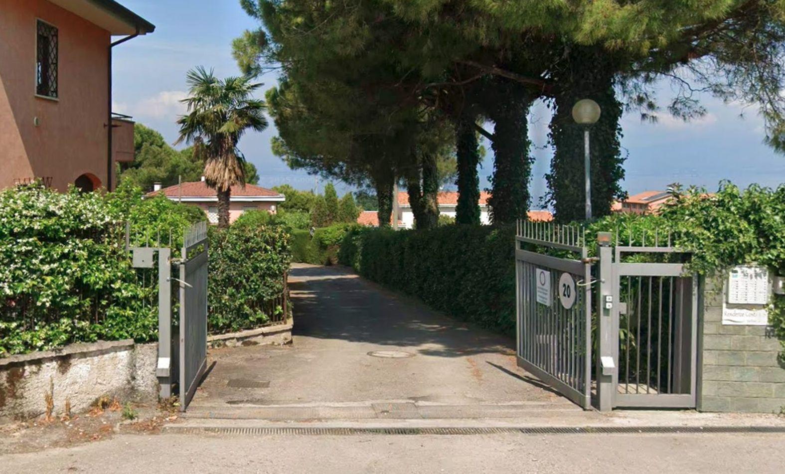 la tragedia nel residence sul garda cade in piscina e muore a 2 anni domani l8217addio al piccolo tommaso