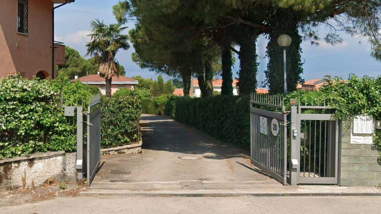 L’ingresso delle “Residenze Costa al Sole” dove si è verificata la tragedia del piccolo Tommaso L’ingresso delle “Residenze Costa al Sole” dove si è verificata la tragedia del piccolo Tommaso