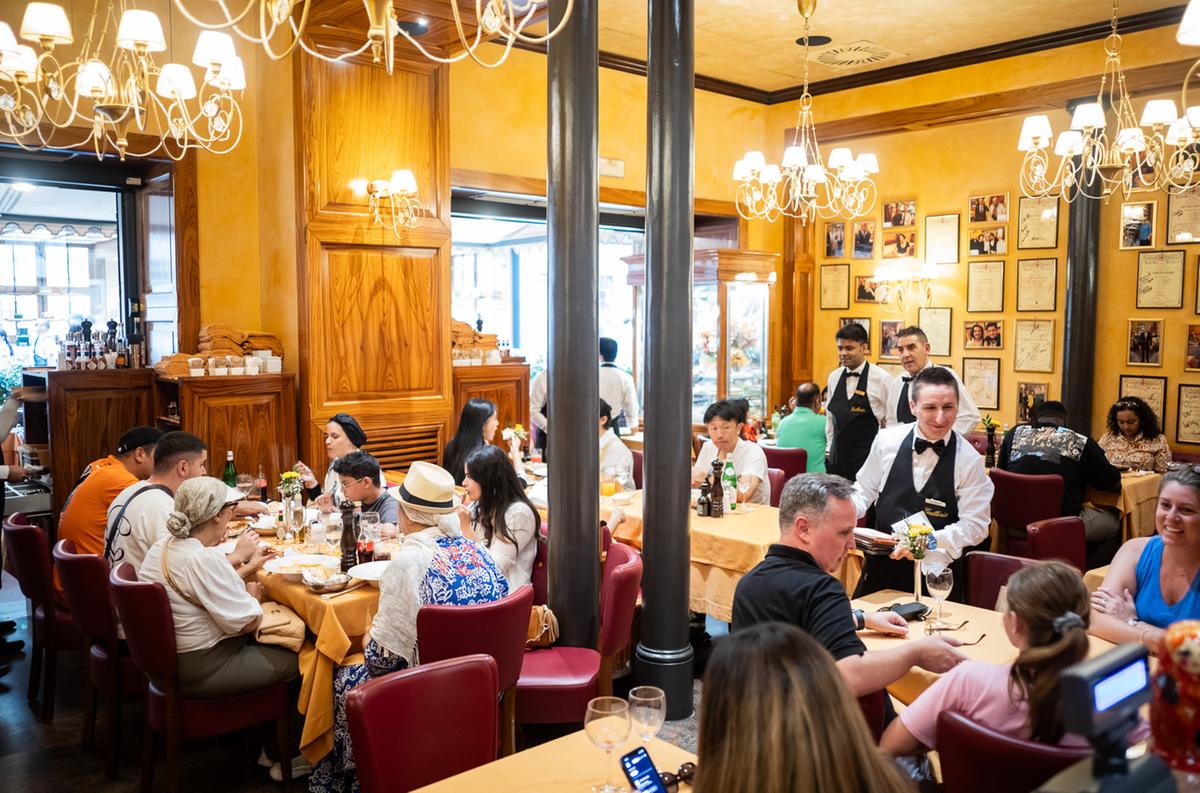 Milano e il risiko della ristorazione, in 11 anni persi 1.651 bar sostituiti da ristoranti: “Ci salva il turismo” Milano e il risiko della ristorazione, in 11 anni persi 1.651 bar sostituiti da ristoranti: “Ci salva il turismo”